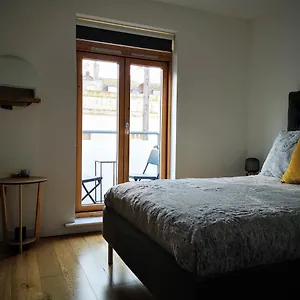 Beautiful Townhouse W/ Parking For 2 Cars Brighton